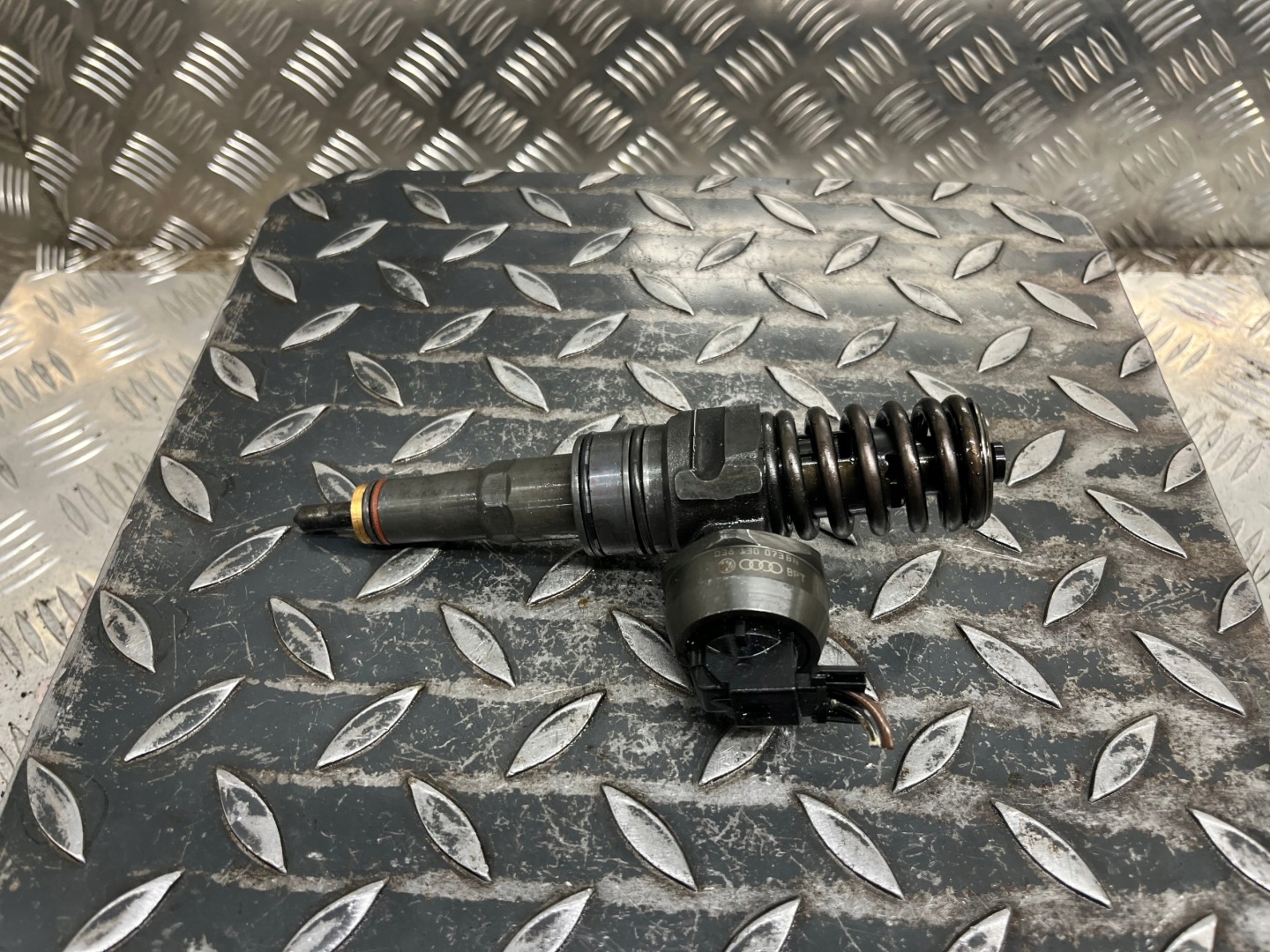 Pumpedüse VOLKSWAGEN GOLF 5 038130073BN