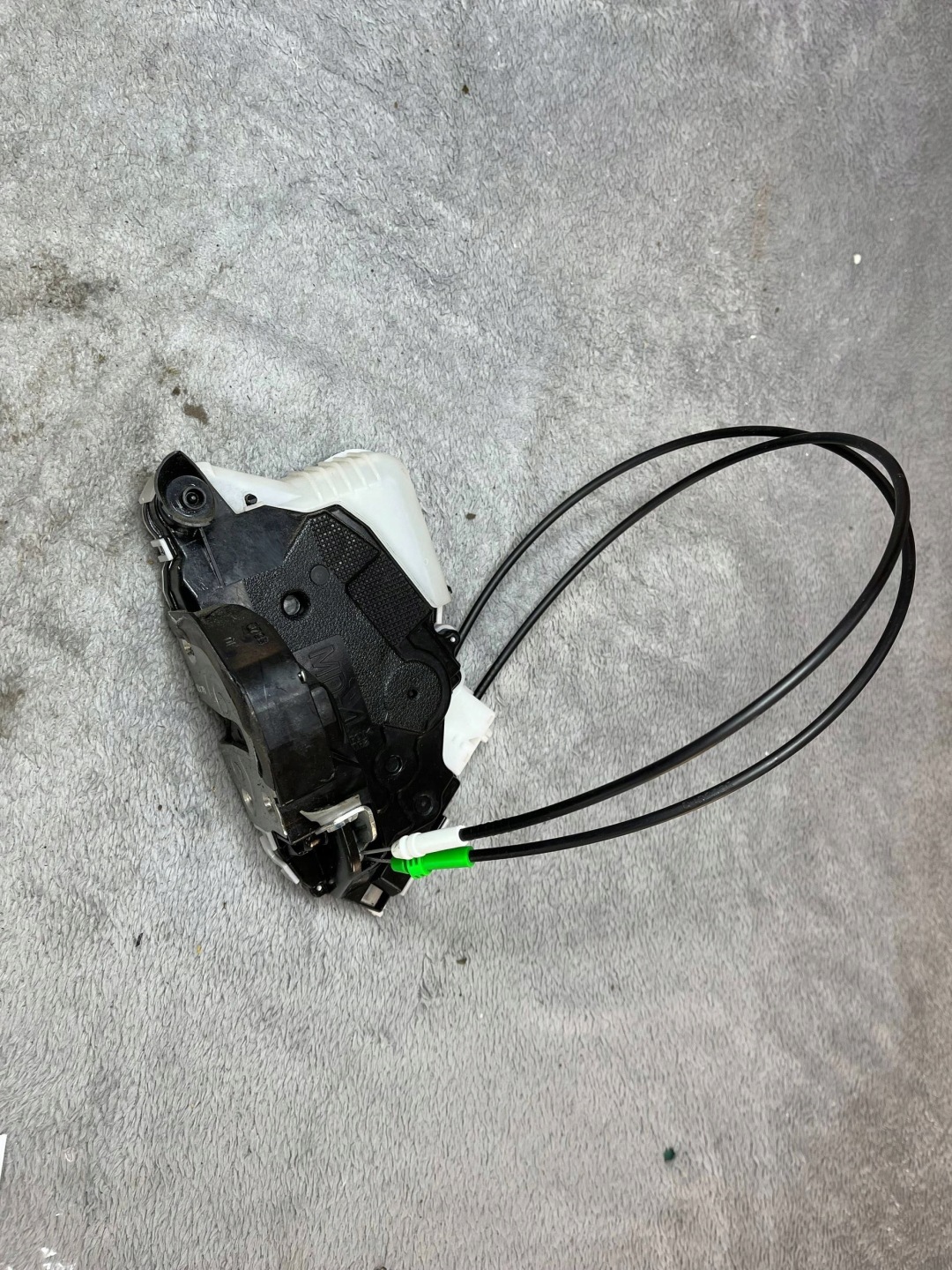 lock door Toyota Yaris 690300D320