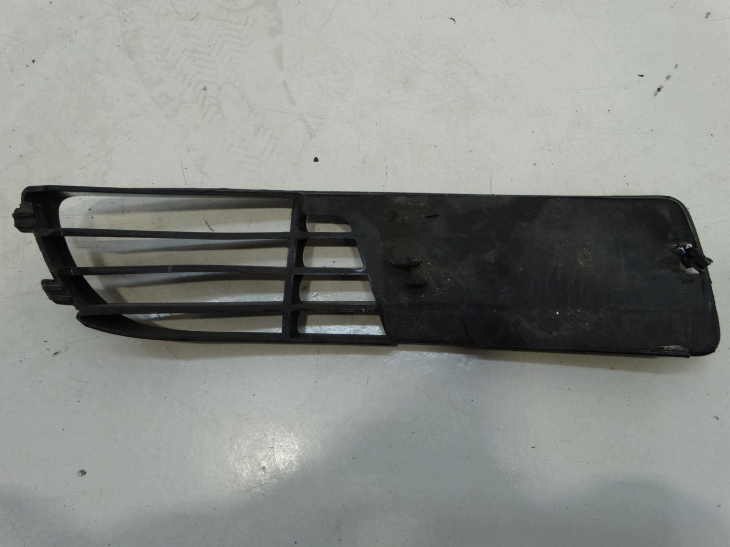 mřížka nárazníku levý předek AUDI A4 B5 LIFT 8D0807345