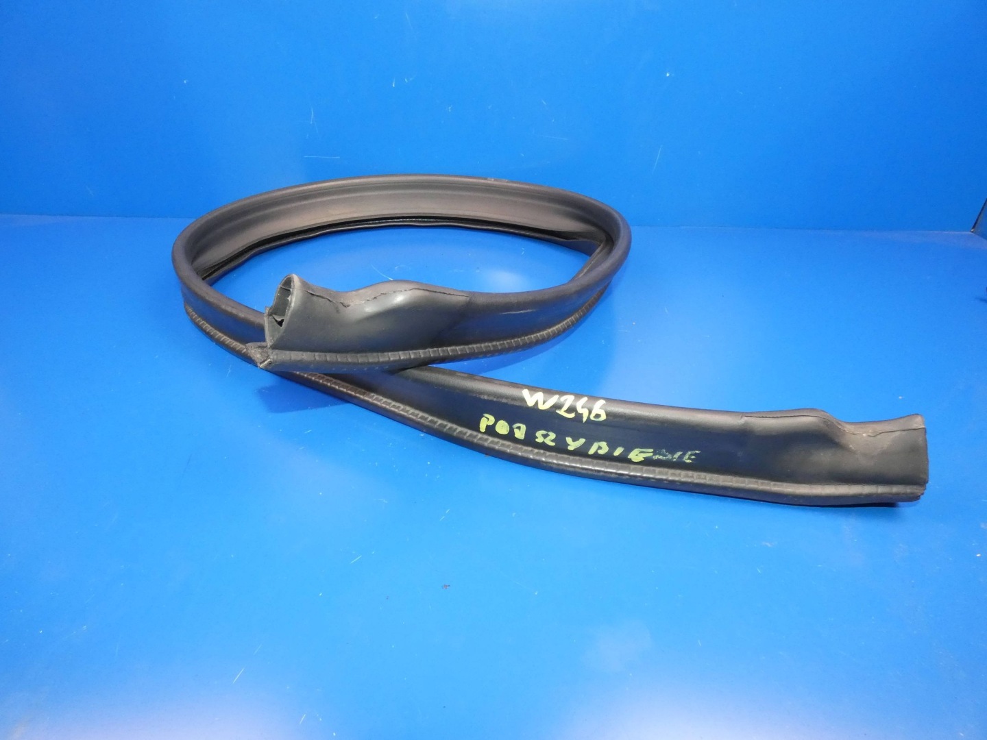 MERCEDES B KLASA W246 Joint du capot Sous vitre