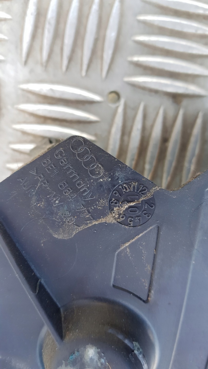 AUDI A4 B6 PODSTOPNICA PODNOZEK 8e1864777 NIEBIESKA
