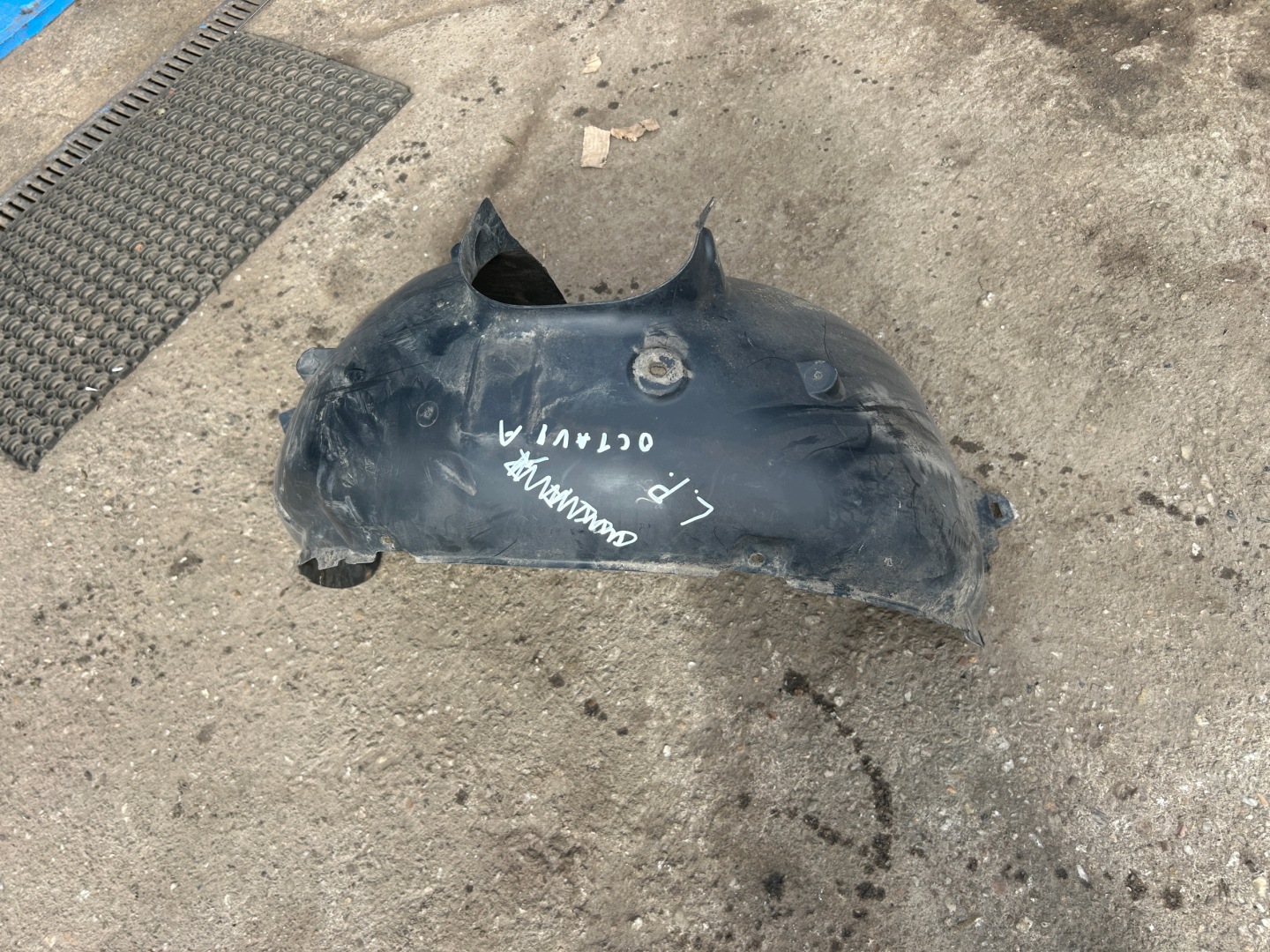 SKODA OCTAVIA III mudguard left front