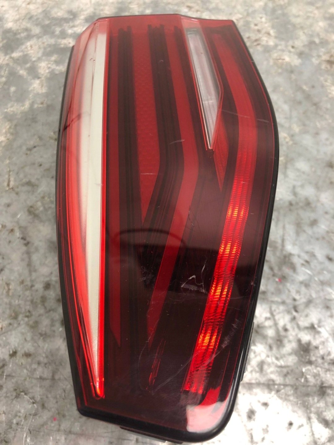 light LED right rear part to the bonnet VW T7 7T0945094