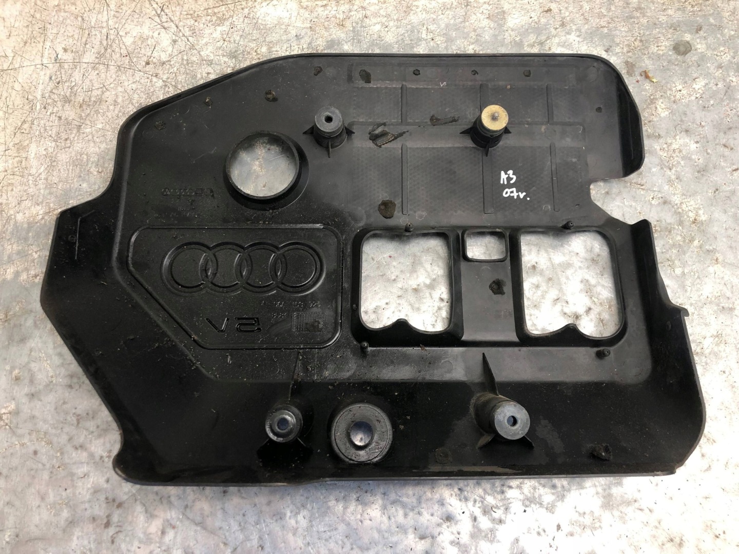 Abdeckung Blende Abdeckung DES MOTORS AUDI A3 06A103925J