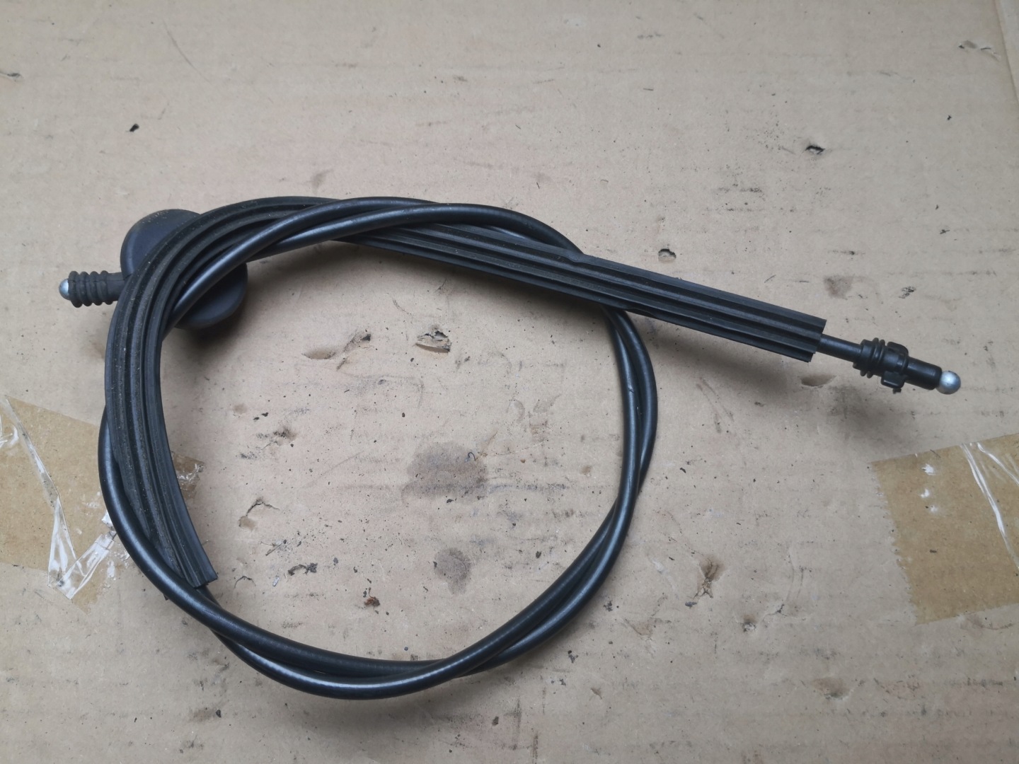Câble pour l’ouverture du capot VW CADDY III 2K5823535