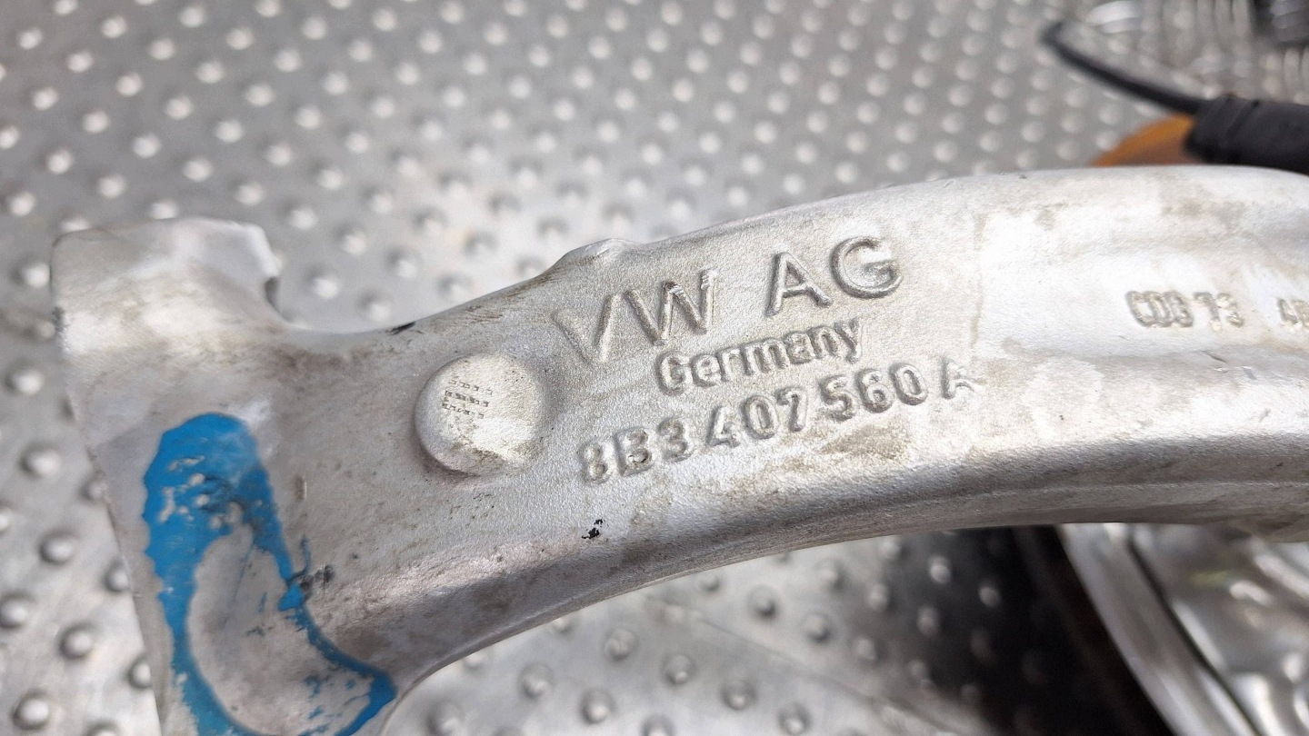 otoč čepu pravý předek 8B3407242F 8B3407560A AUDI A5 B10 A6 C9