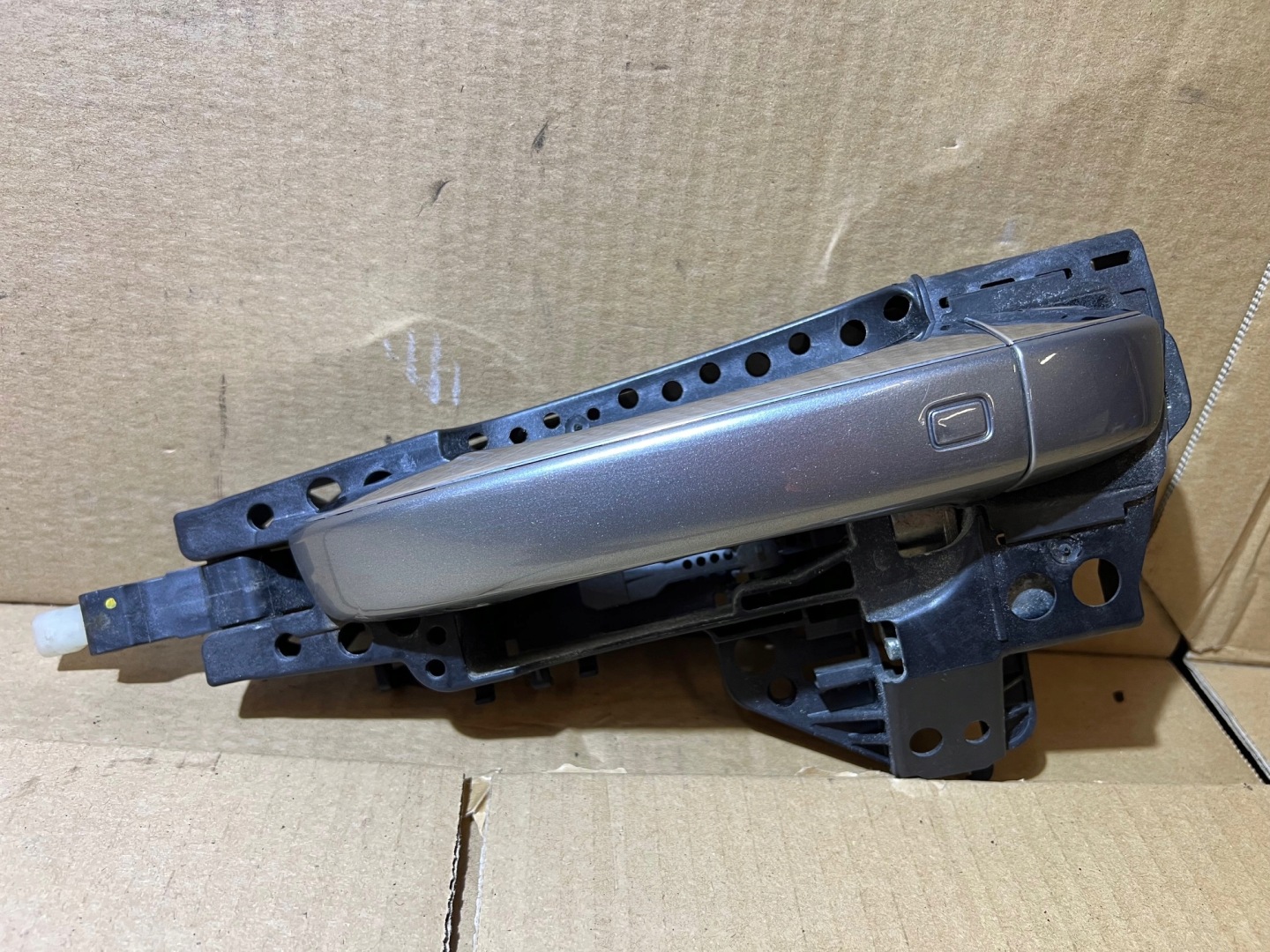 AUDI A8 D4 handle LY7G left rear part PODSWIETLENIE KEYLESS GO