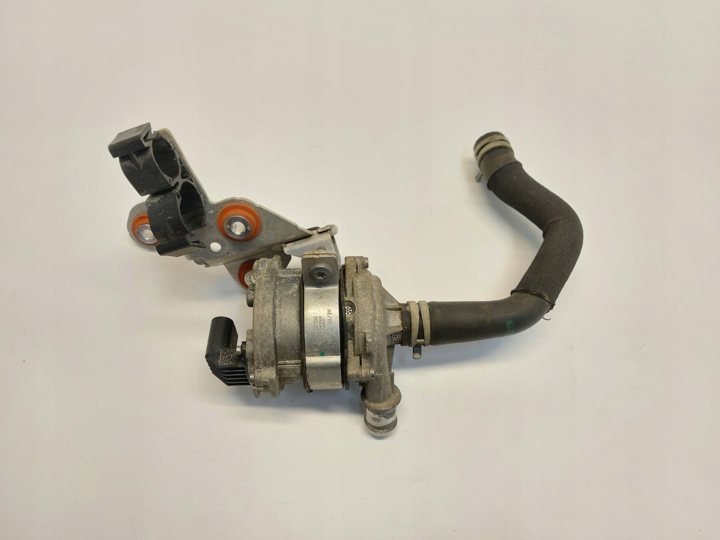 Porsche Taycan 4S 9J1 2021r water pump supplementary