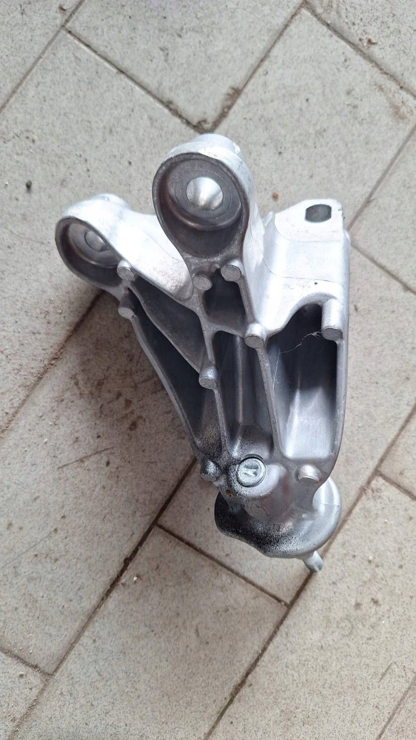 engine mount holder console Renault Zoe 112332399R