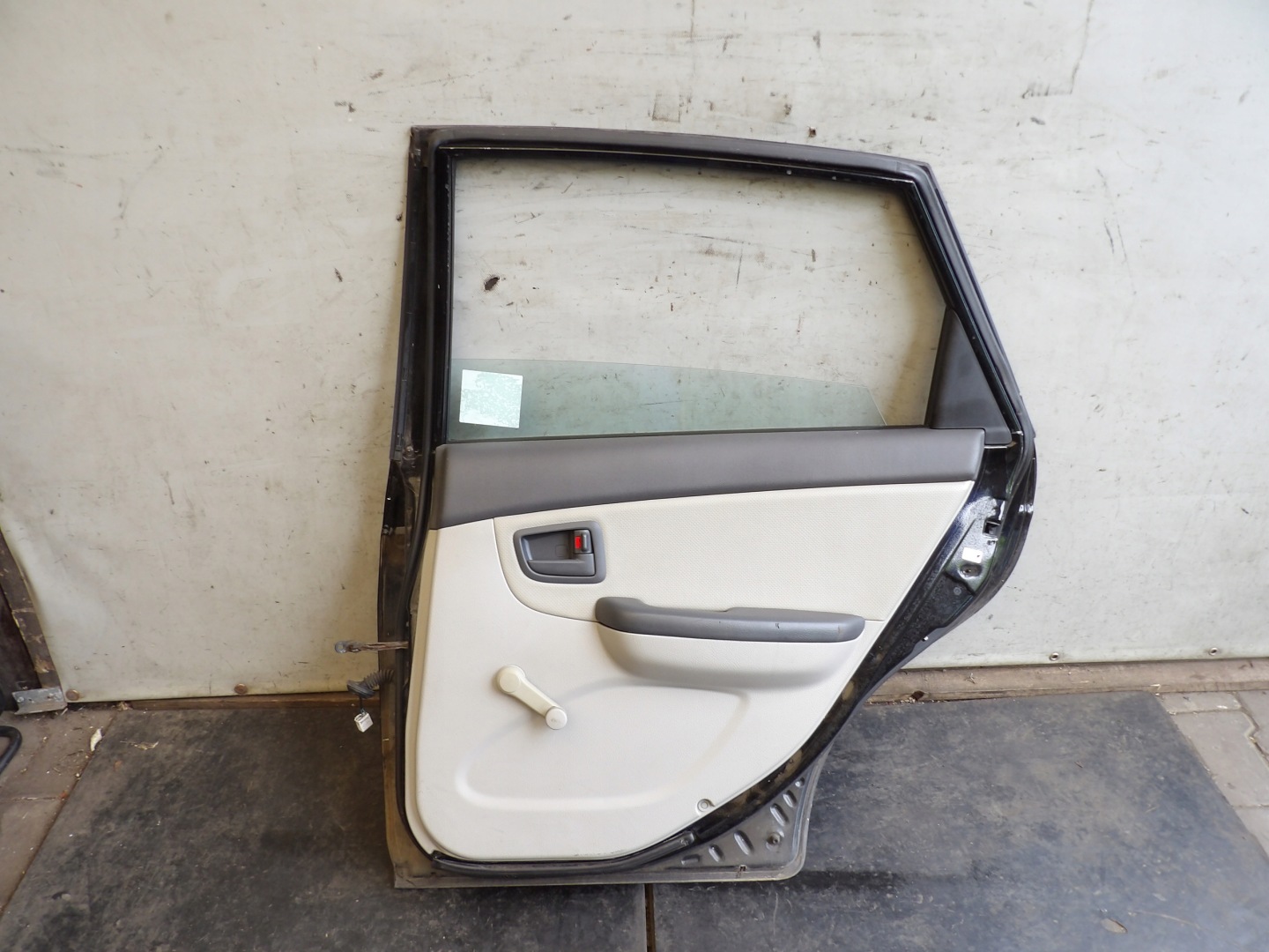 Kia Cerato and 1,6 door rear. right EB