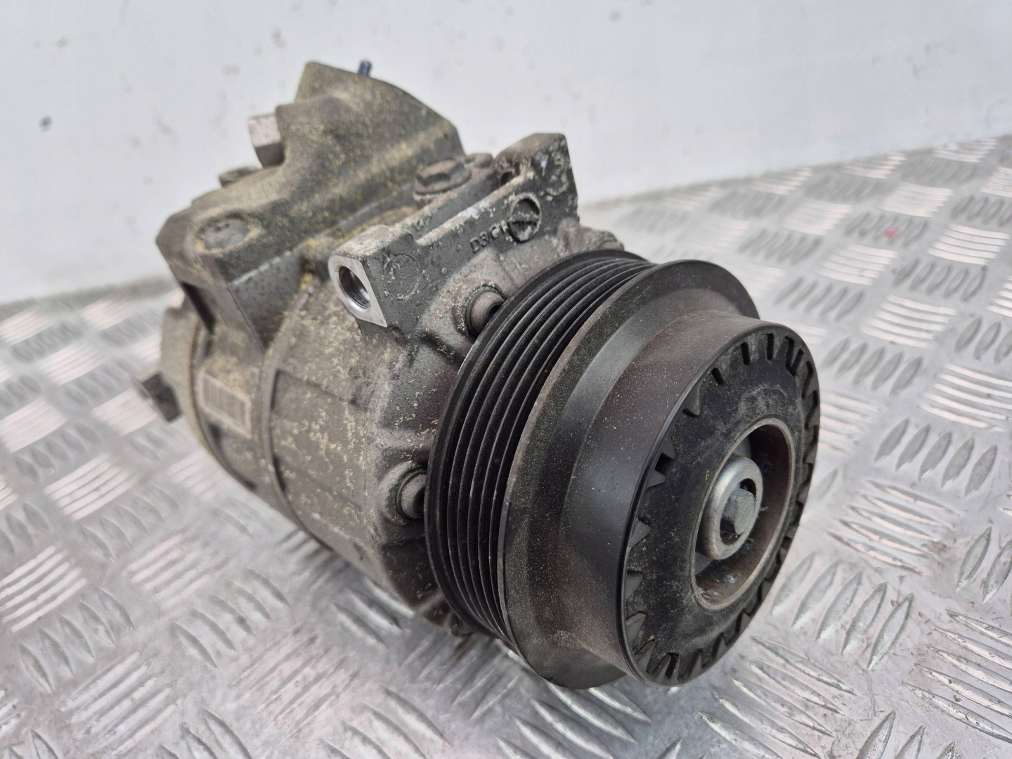 Mercedes C250 CGI W204 compressor; compressor of the air conditioning A0022304511