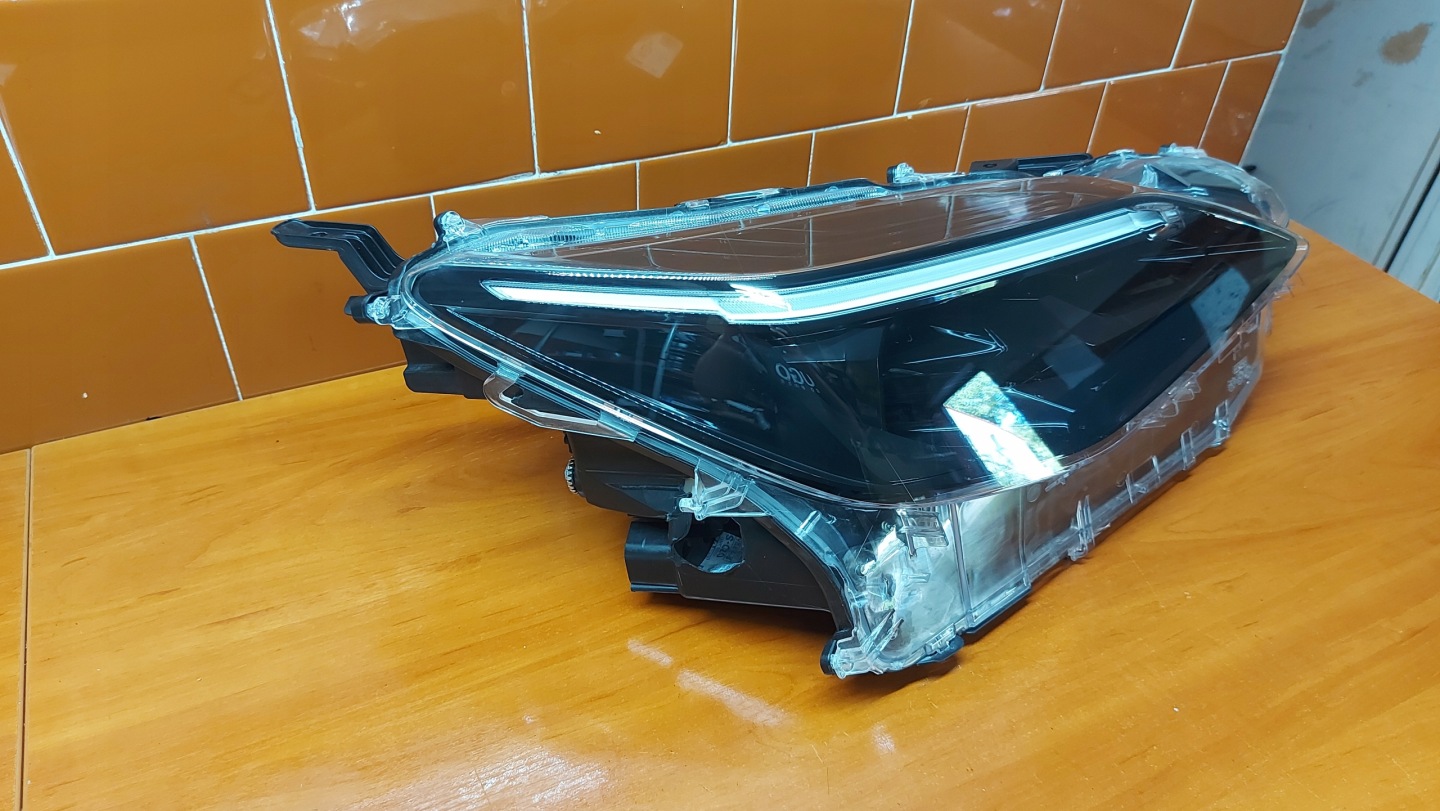 REFLEKTOR light right right front TOYOTA YARIS CROSS 20