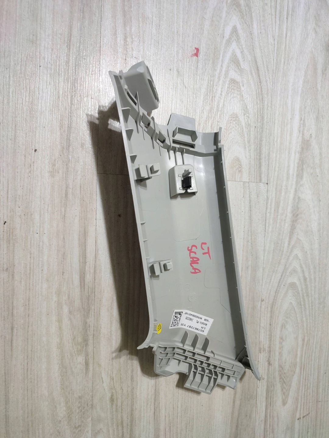 Skoda Scala 2020 rear part left cover upper slupka / D