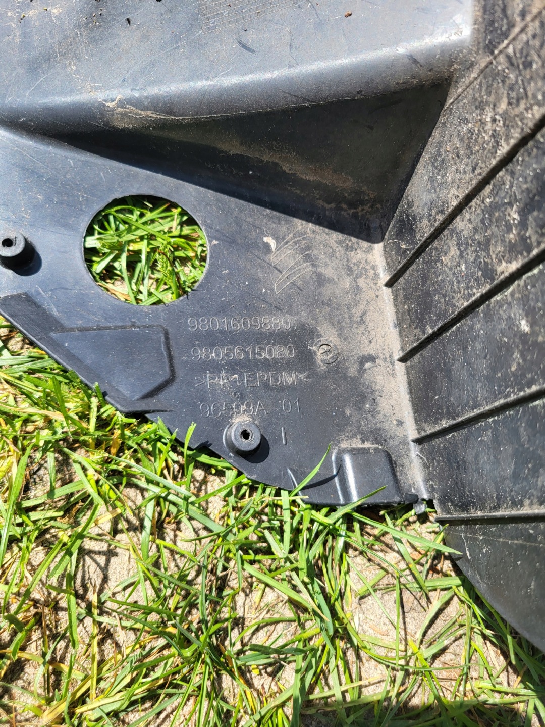 mudguard left front CITROEN C4 CACTUS PRZEDLIFT 9801609880