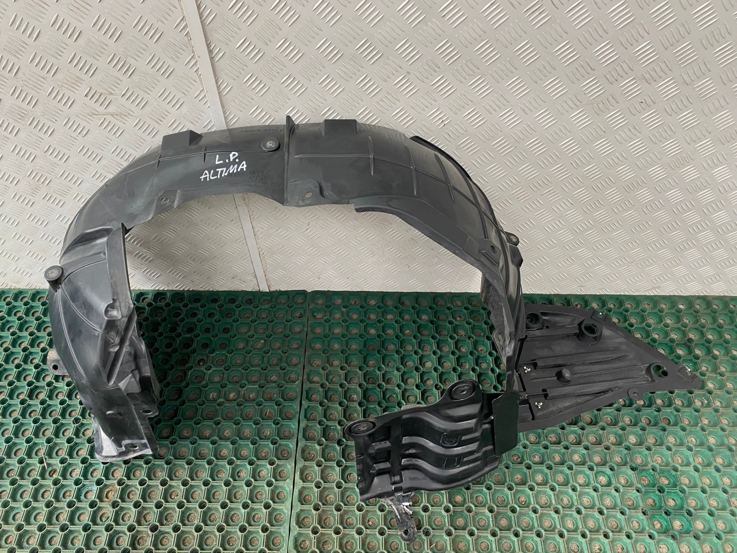 NISSAN ALTIMA L33 12-15 mudguard front left front 63843 3TA0D OE