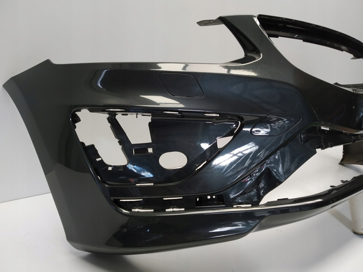 2013r- Volvo Xc60 and R design lift bumper front Ciemny original