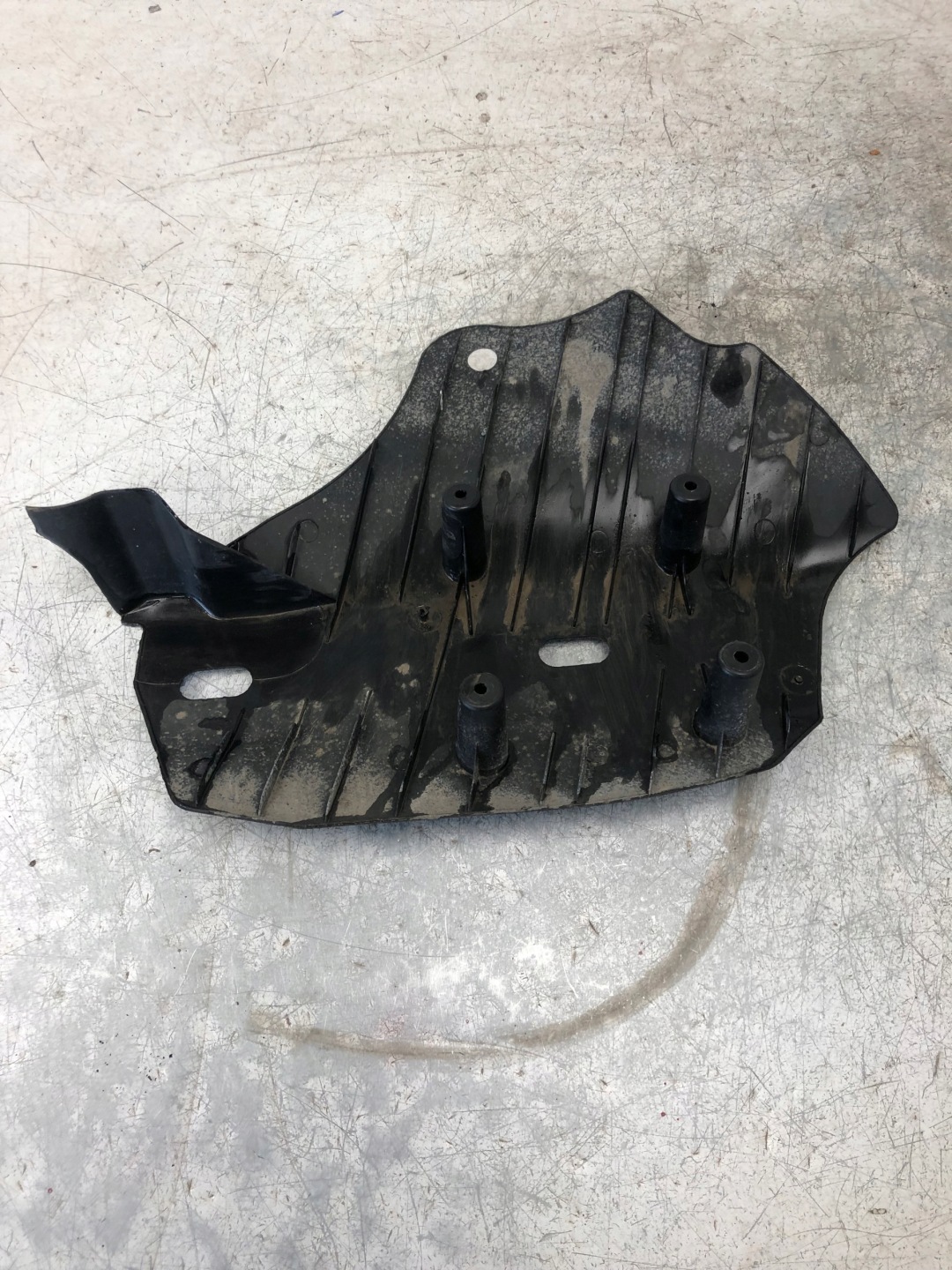 Blende Abdeckung des Querlenkers rechts heck BMW F21 6796138