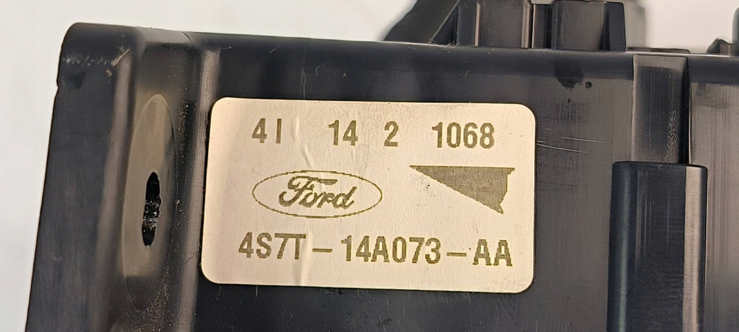 Module fusibles 4S7T-14A073-AA FORD MONDEO MK3