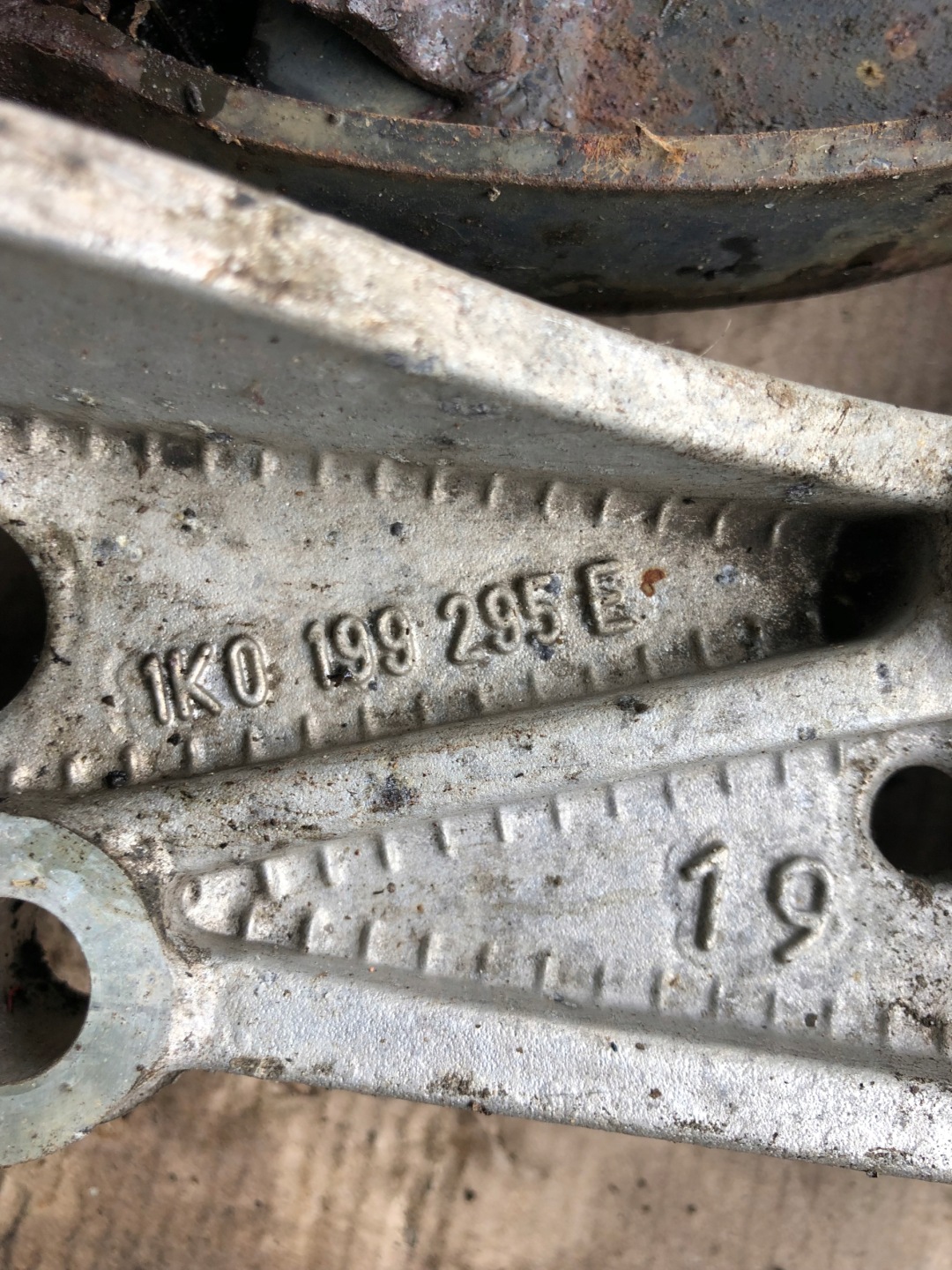 Querlenker VW SKODA AUDI 1K0407189E 1K0199295E