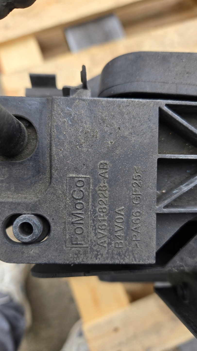 chladiče ventilátor Zaluzje Ford Focus mk3 Wodny intercooler