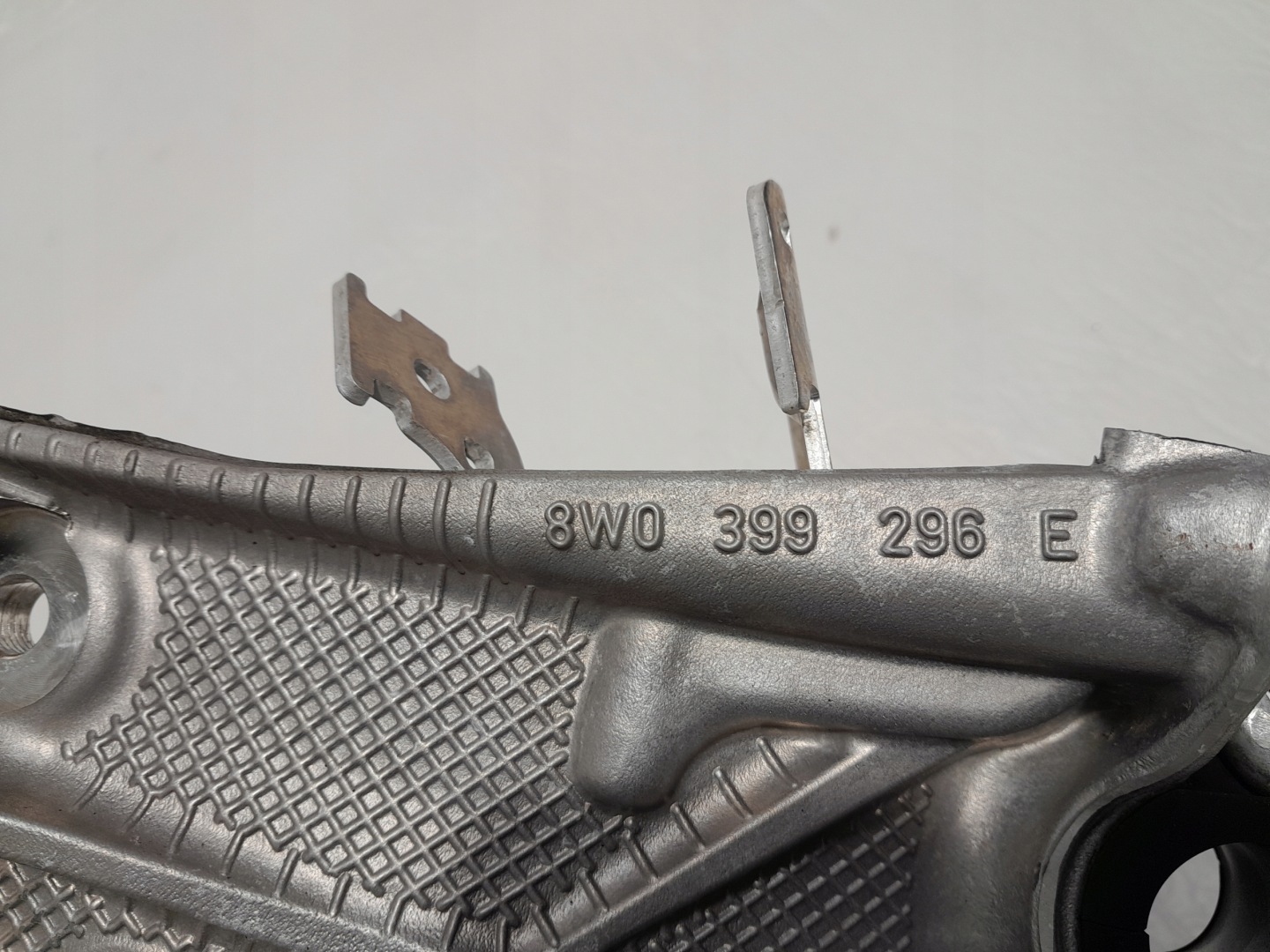AUDI A4 B9 LIFT support holder WOZKA right 8W0399296E