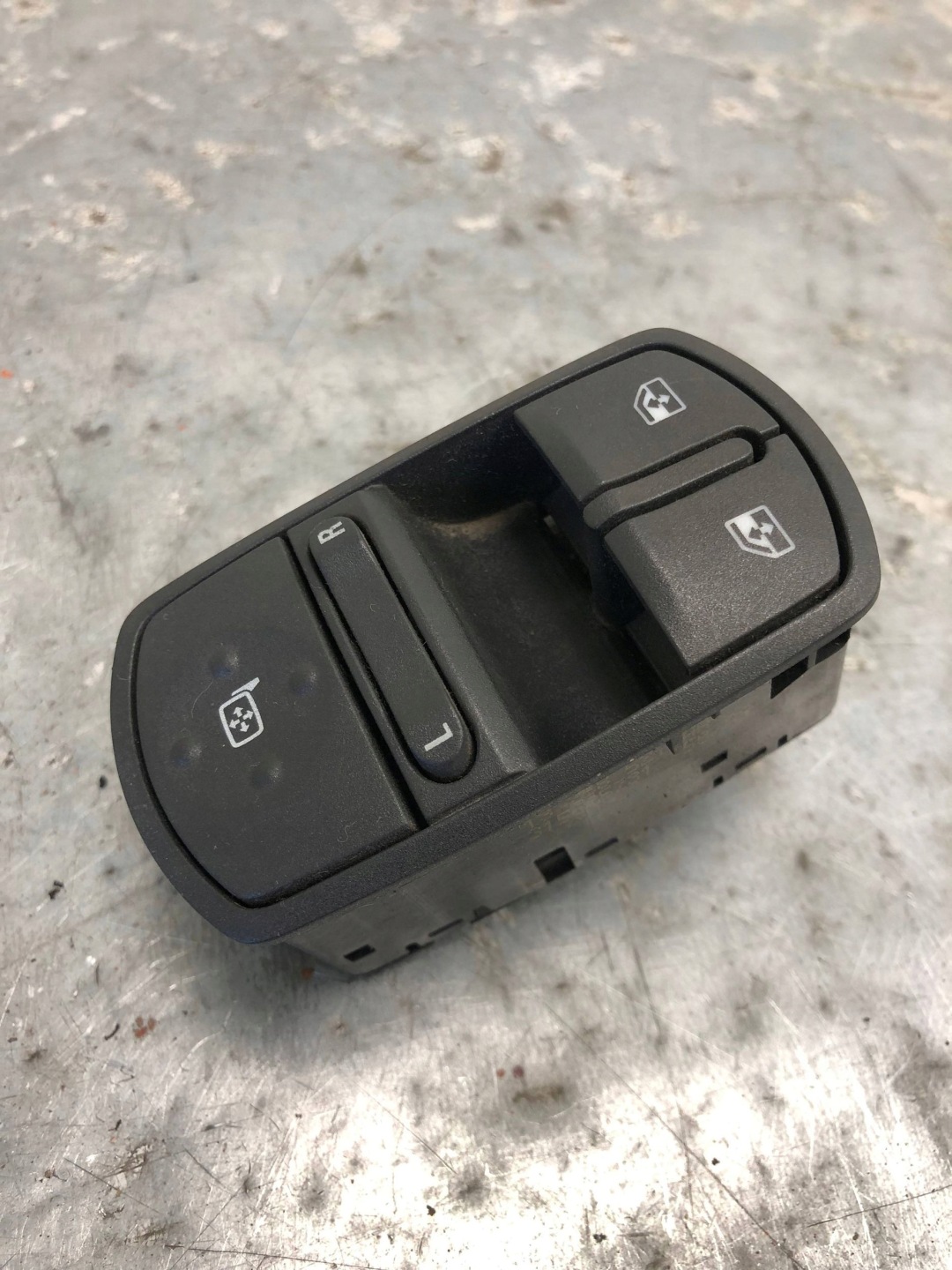 window control switch left front OPEL CORSA D 13258521