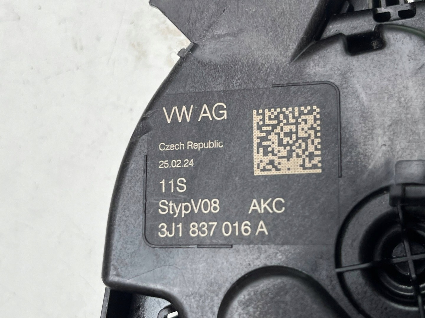 VOLKSWAGEN T-ROC lock door right front 3J1837016A @M