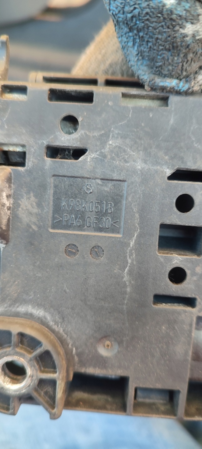 ROZDZIELACZ PRADU AUDI A5 8T A4 B8 K98K051B