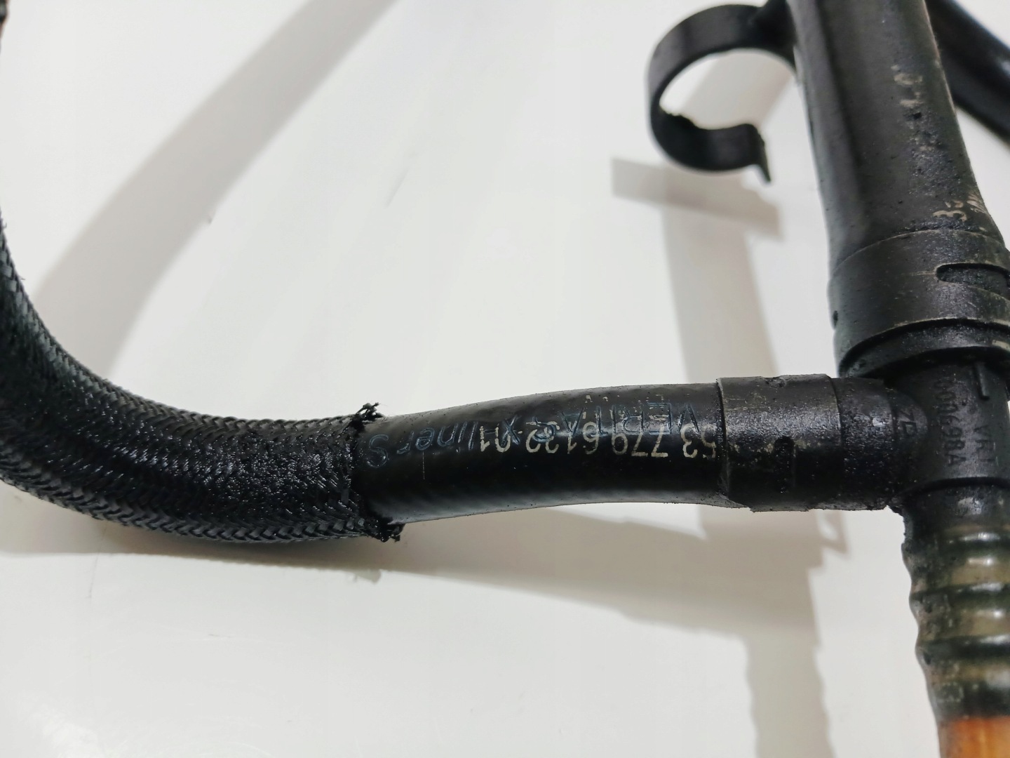 prijenos crijevo goriva BMW E60 E61 306D3 3.0D OE 7796132 (4824639)