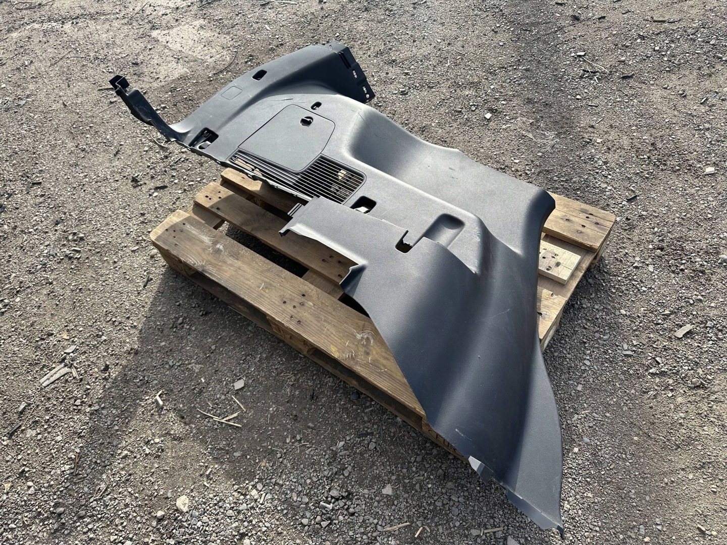 side upholstery side left boot rear part rear. Ford Explorer 2020+