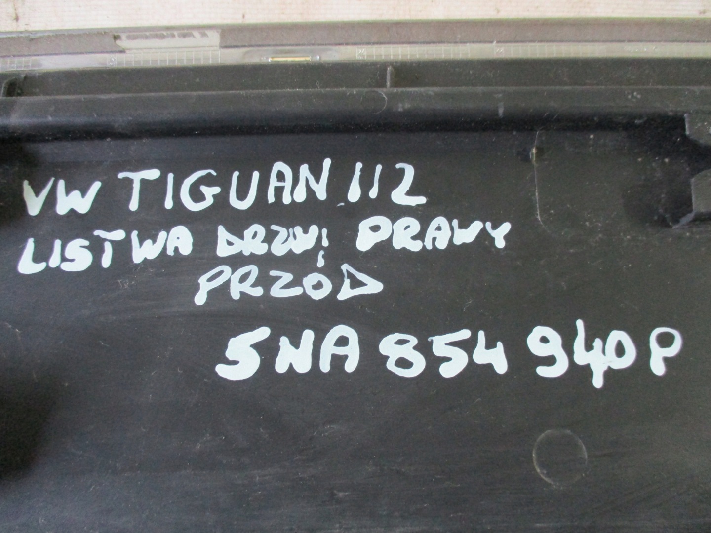 Listaw door right front front VW Tiguan II 2 5NA854940P