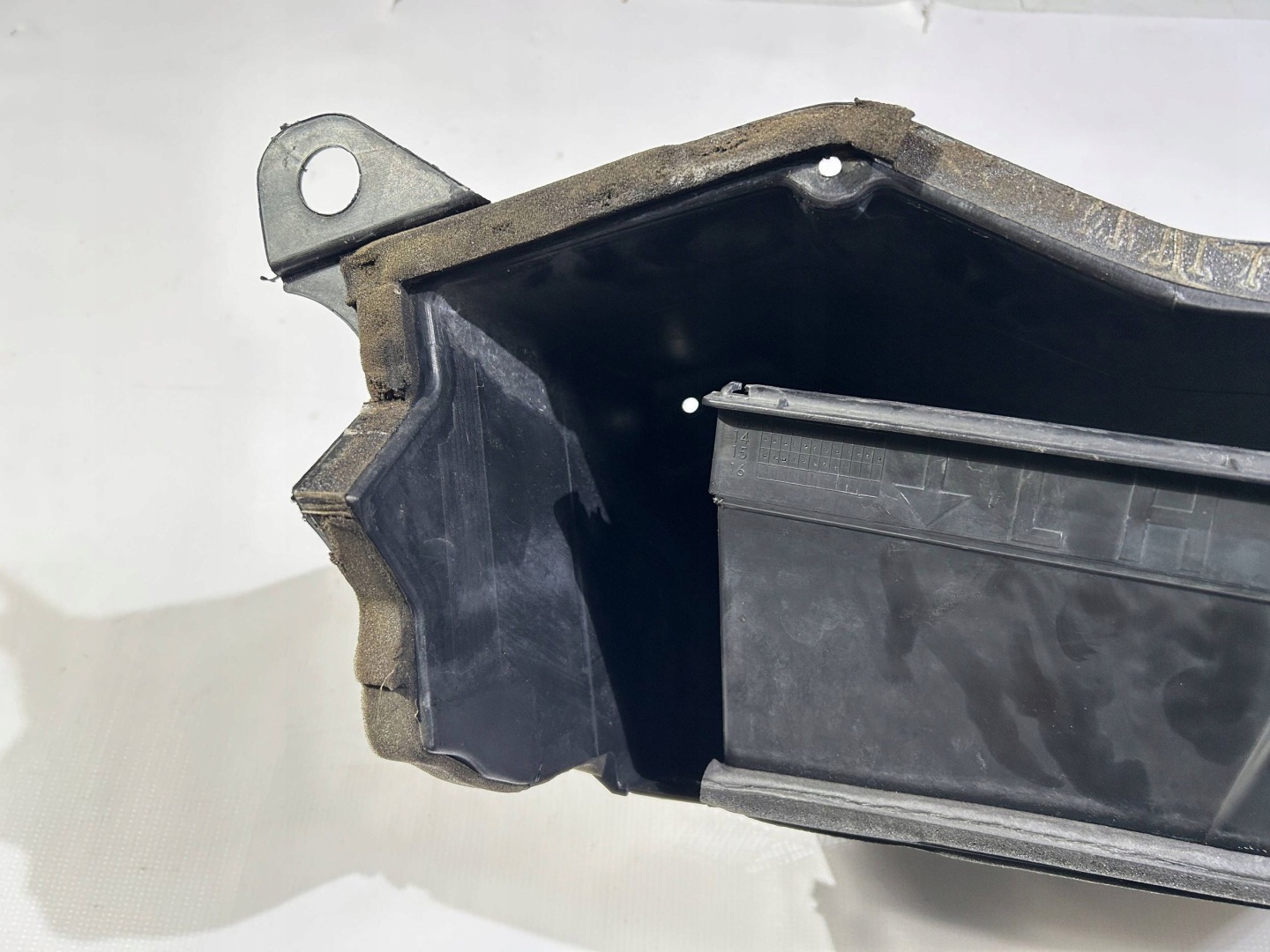 cover of a filter, cab filter cab Dodge Charger Challenger 2015+