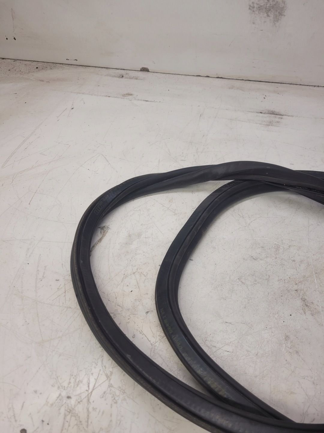 gasket bonnet boot AUDI A3 8P CABRIO 8P7827705D