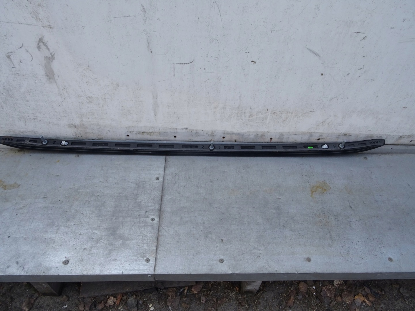 PEUGEOT 2008 II Dachreling rechts 98257240