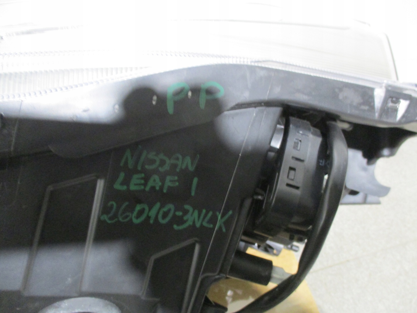 light right front Nissan LEAF and 26010-3NLX, 90061089