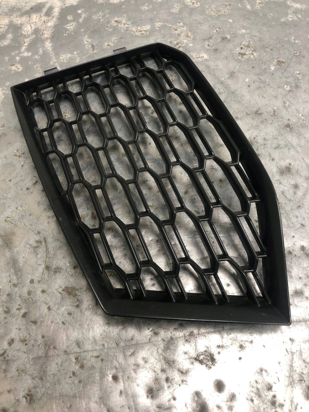 grid of a bumper left front AUDI RS4 RS5 8W6807681P