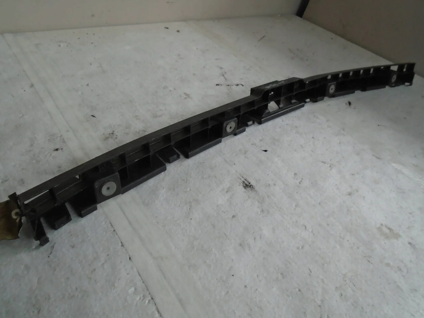 bumper bracket rear part central 22820091 Opel Ampera