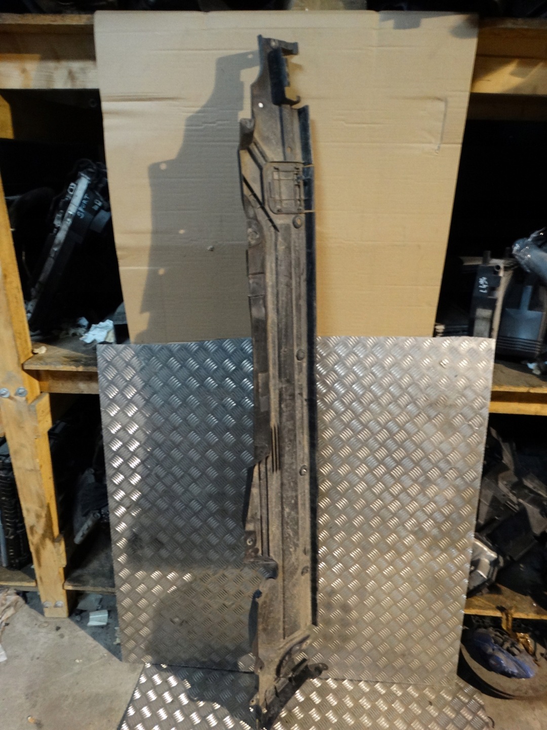 IDEALNA cover chassis left VW TOUAREG 7P6 1