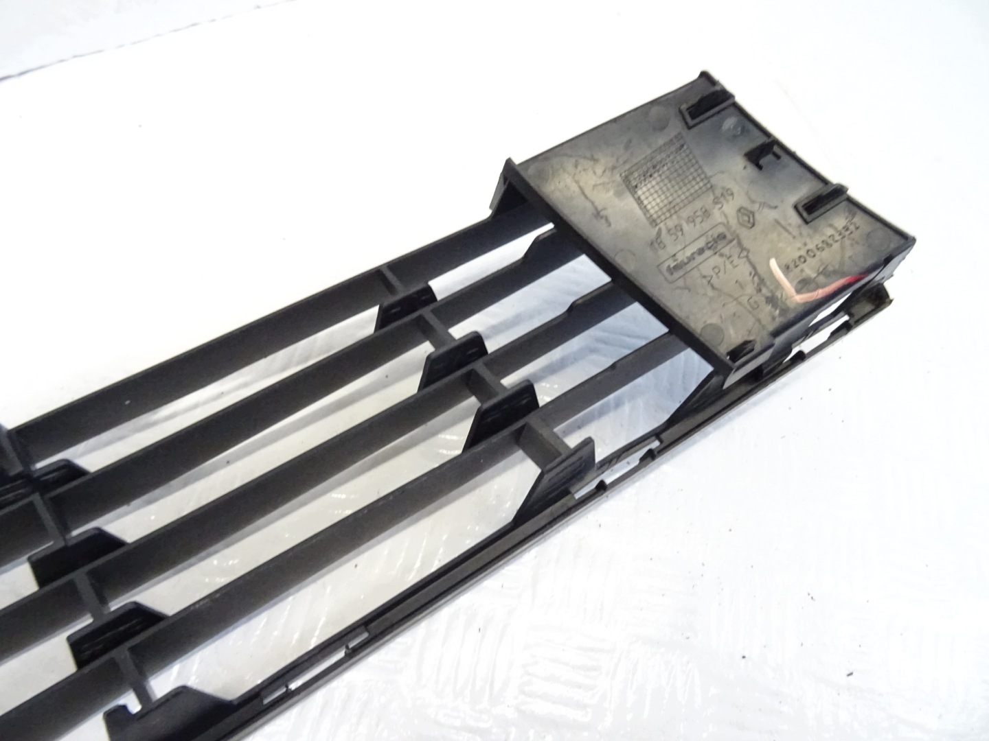 grid of a bumper front RENAULT CLIO III 8200682331