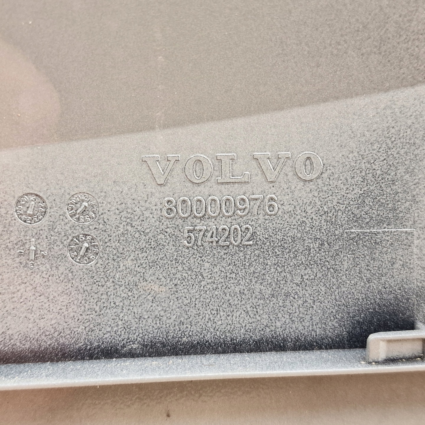 KLAPKA GNIAZDA LADOWANIA VOLVO EX30 EX30 CC Farbe VAPOUR GREY