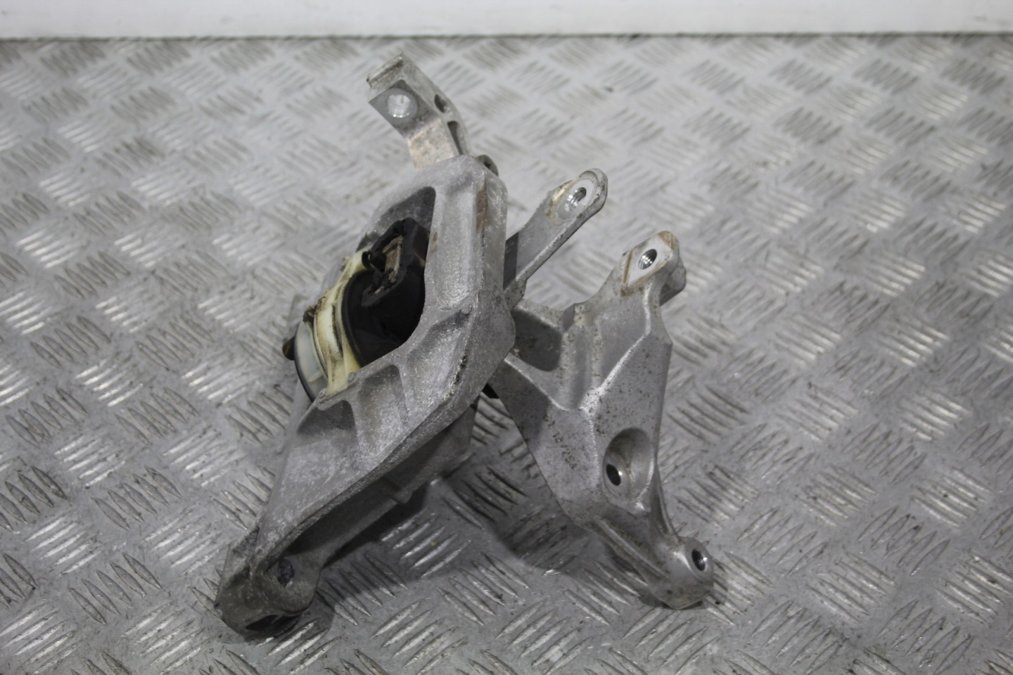 holder engine mount PEUGEOT TRAVELLER