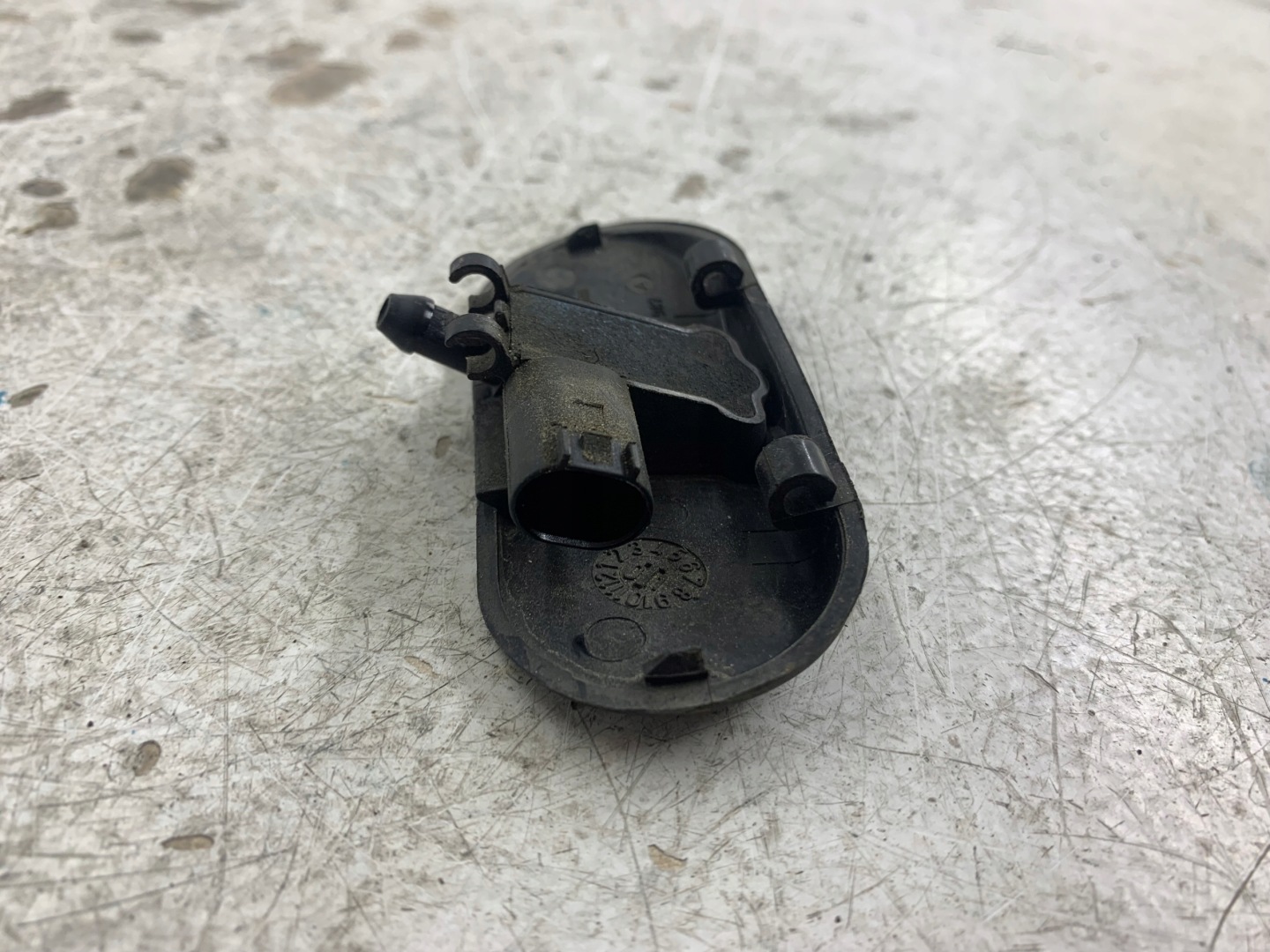 AUDI A4 B6 buse lave glaces gauche 8E0955987