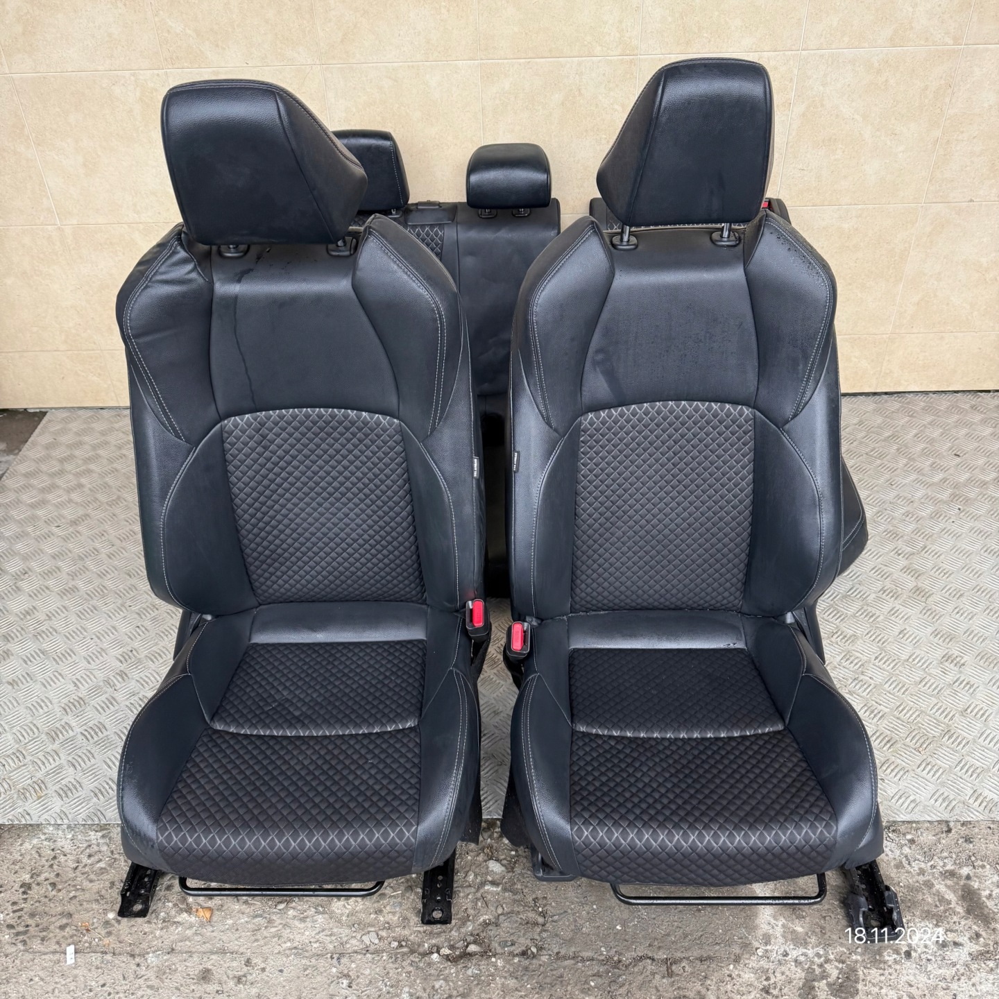 SITZE HALBLEDER KOMPLET TOYOTA YARIS CROSS