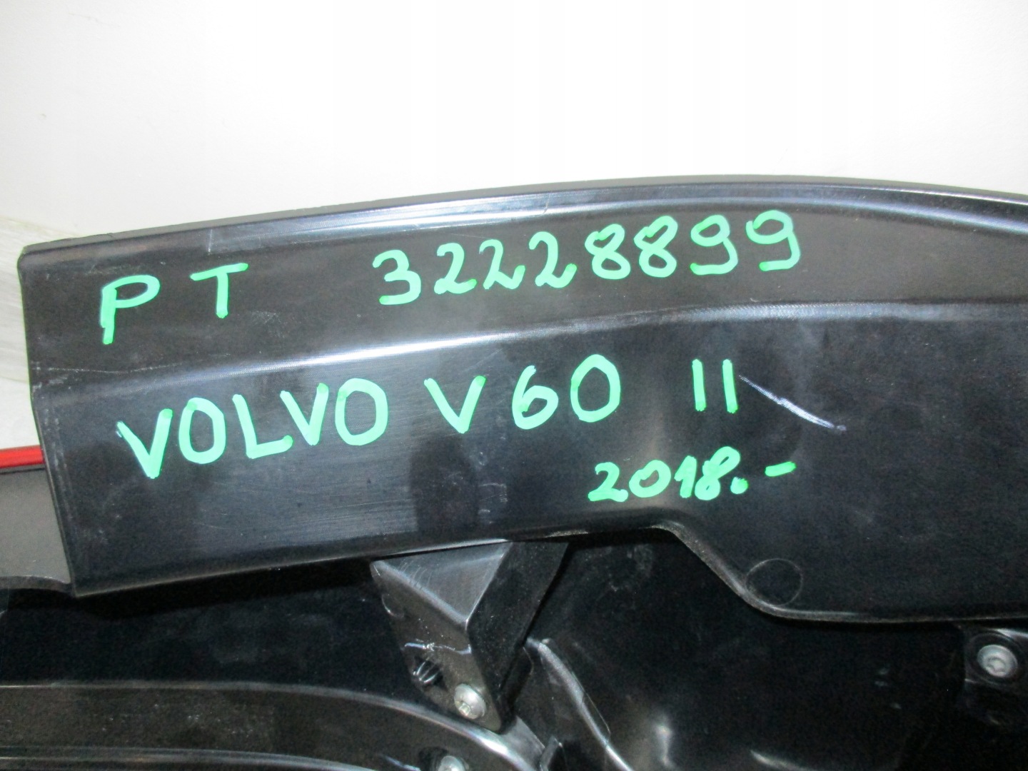 light right rear part Volvo V60 II 2018r- 32228899