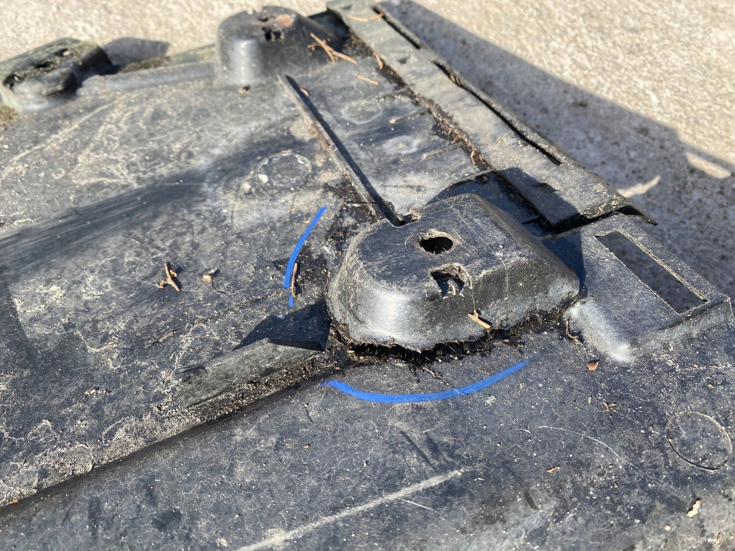 AUDI A4 B8 A5 cover chassis left 8K0825207B