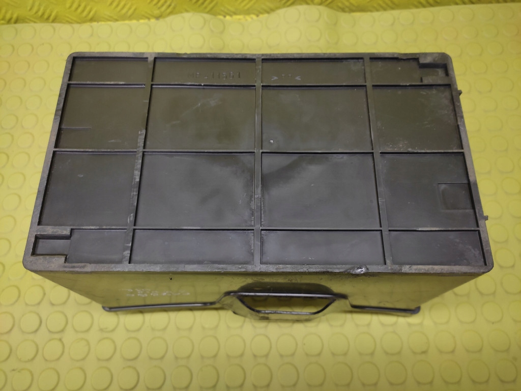 MITSUBISHI PAJERO 3 obal akumulátoru MR411561
