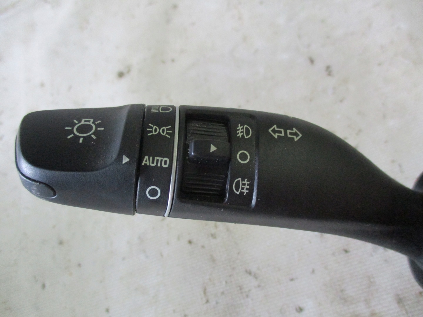 Devio leve volante Hyundai Tucson II 15r- 93403D7962