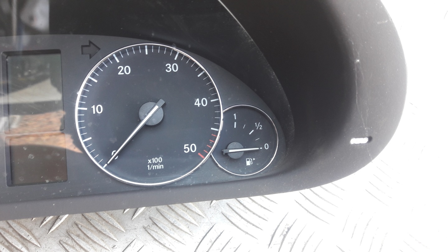 MERCEDES W203 2.2 CDI dials clock 2035409547