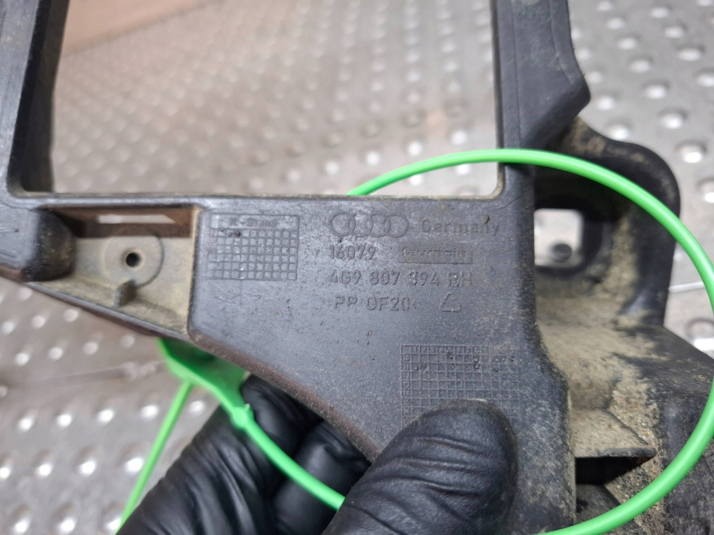 bumper bracket rear part right 4G9807394 AUDI A6 C7
