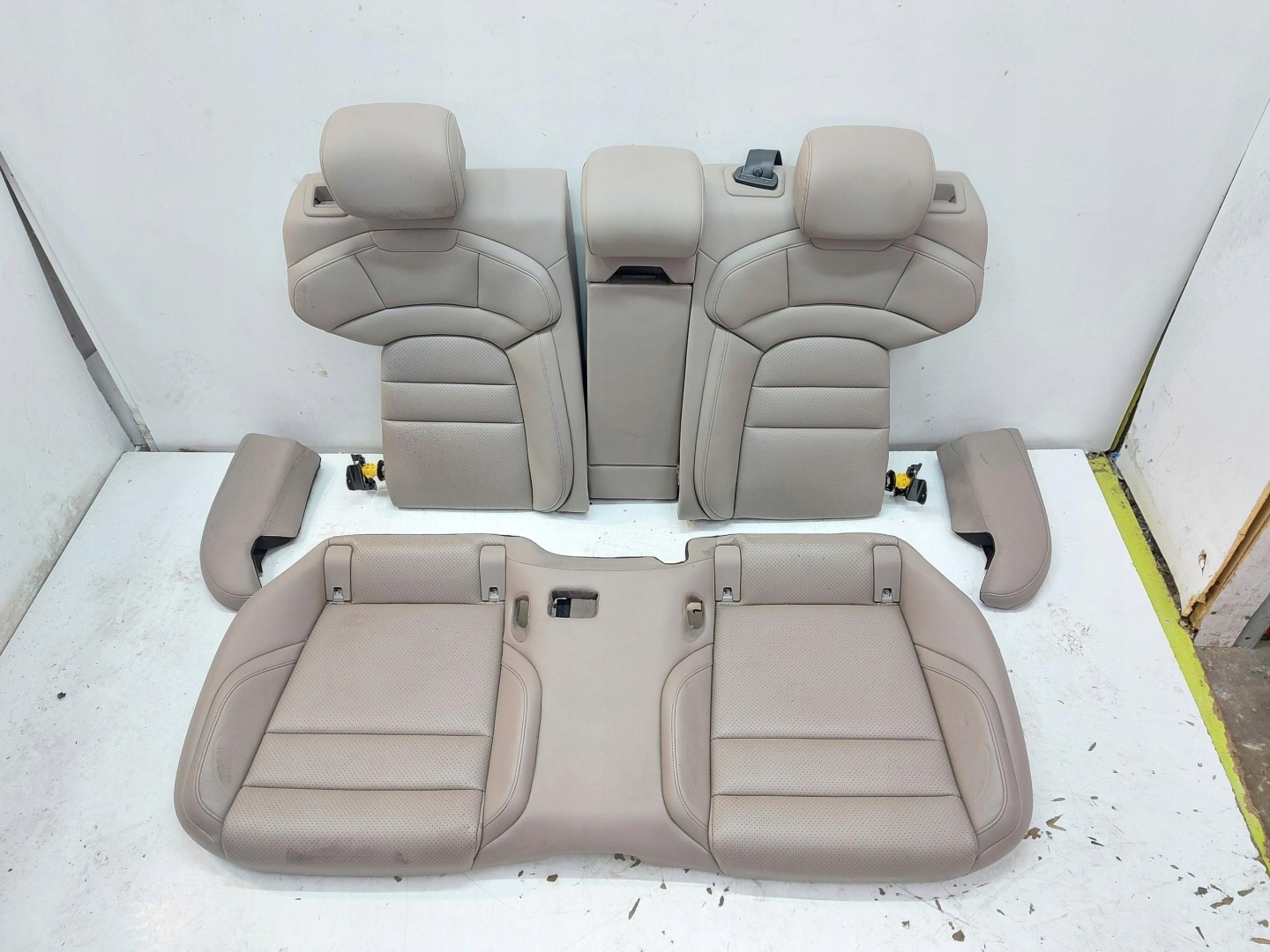 Porsche Taycan 4S 9J1 2021r KANAPY seats front rear part
